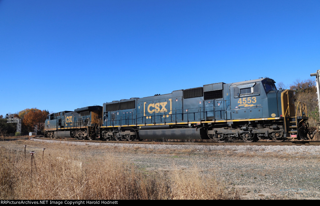 CSX 4553 heads around the curve at Raleigh Tower